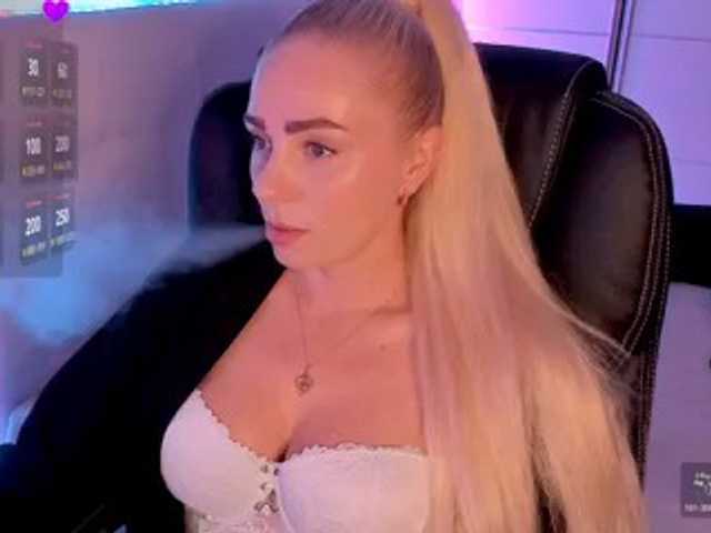 Dashulakiss1 live cam on BongaCams