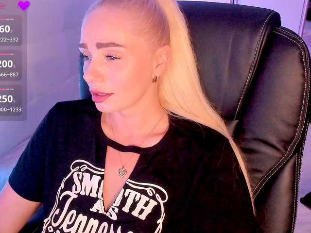 Dashulakiss1 live cam on BongaCams
