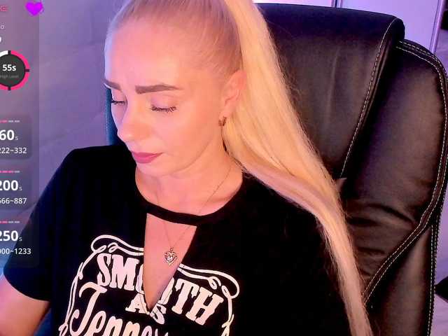 Dashulakiss1 live cam on BongaCams