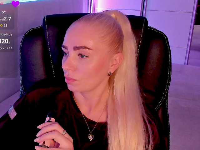 Dashulakiss1 live cam on BongaCams