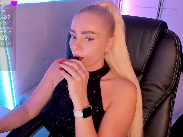 Dashulakiss1 live cam on BongaCams