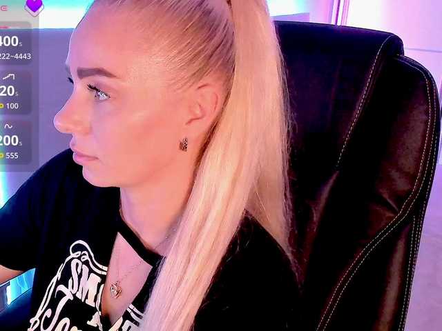 Dashulakiss1 live cam on BongaCams