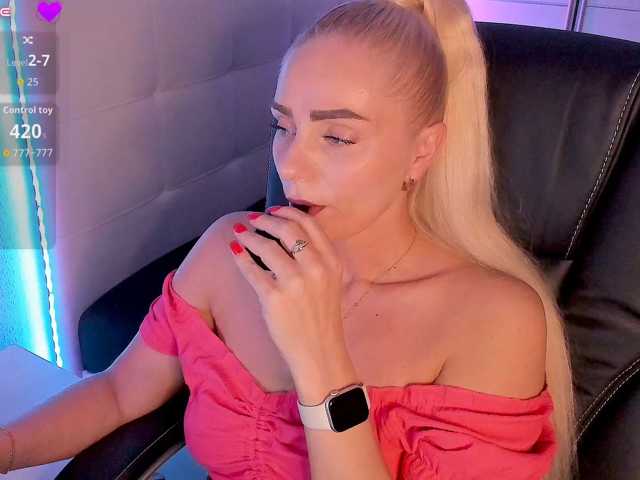 Dashulakiss1 live cam on BongaCams