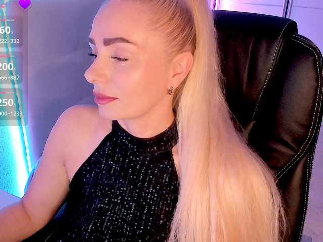 Dashulakiss1 live cam on BongaCams
