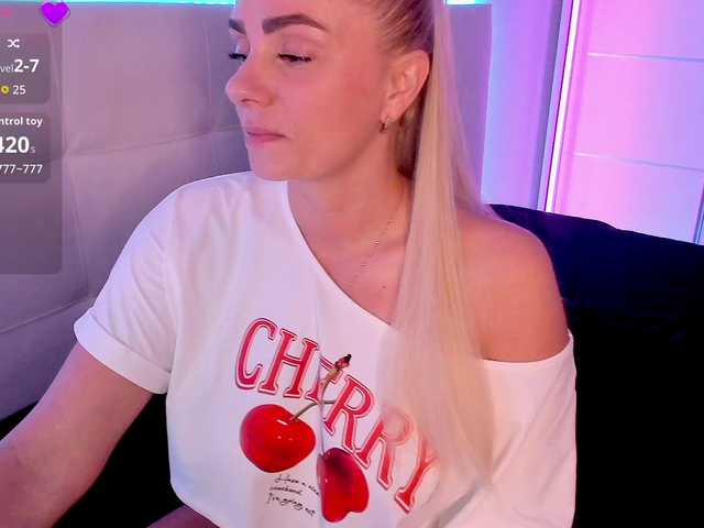 Dashulakiss1 live cam on BongaCams