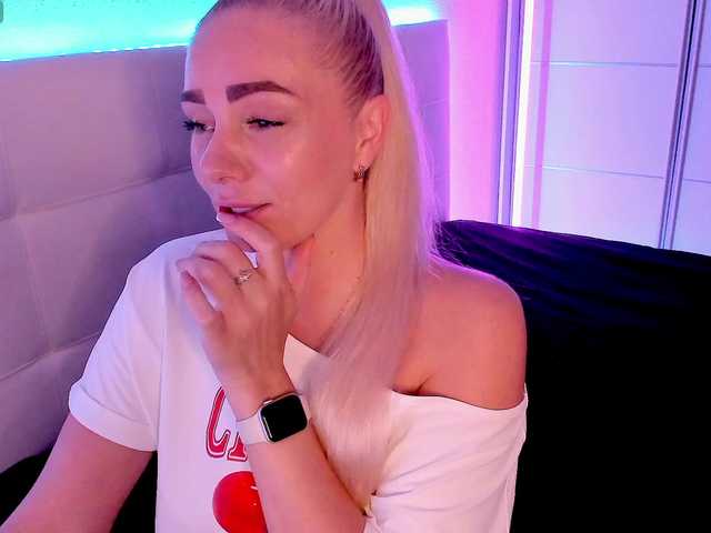 Dashulakiss1 live cam on BongaCams
