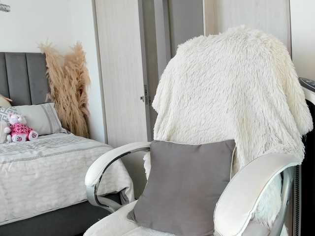 NatalieeClark Live Cam and Statistics on UnifiedCams