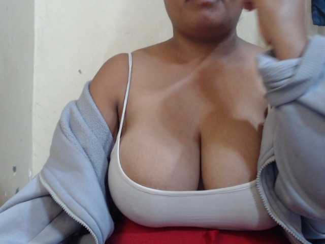 Anialove live cam on BongaCams