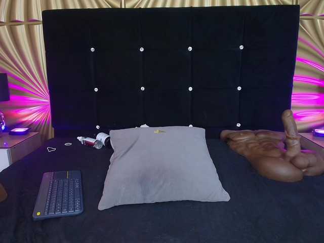 emmily-keller live cam on BongaCams