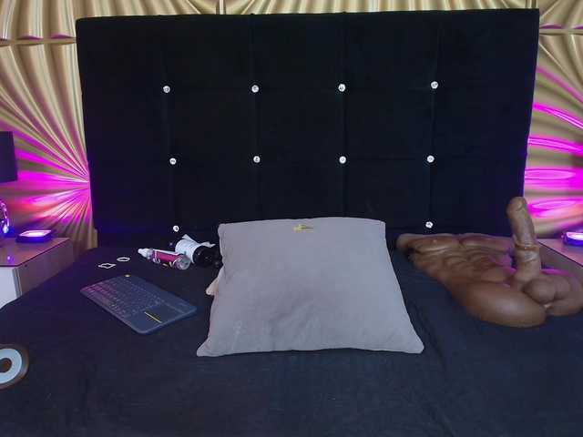 emmily-keller live cam on BongaCams