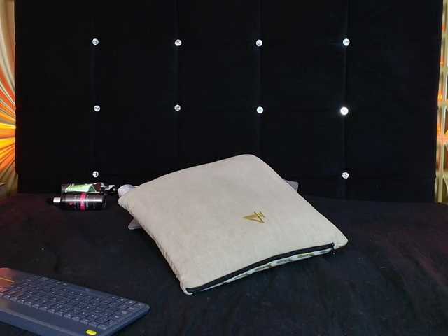 emmily-keller live cam on BongaCams
