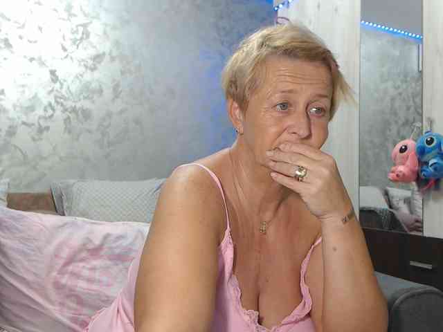 LovePinkLilli webcam