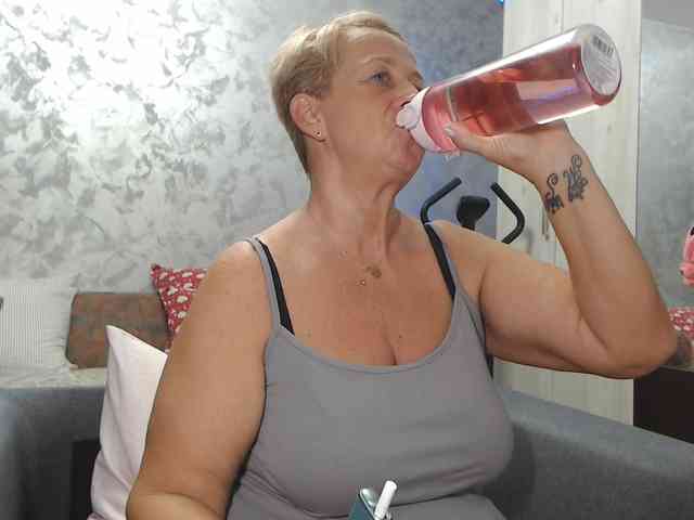 LovePinkLilli webcam