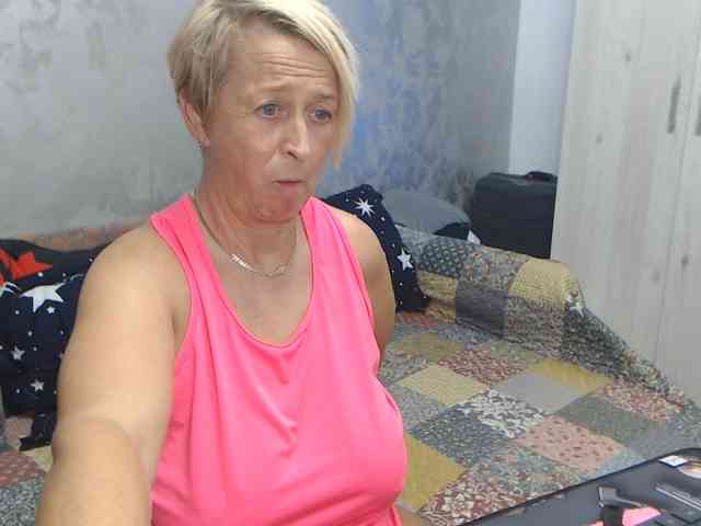 LovePinkLilli webcam