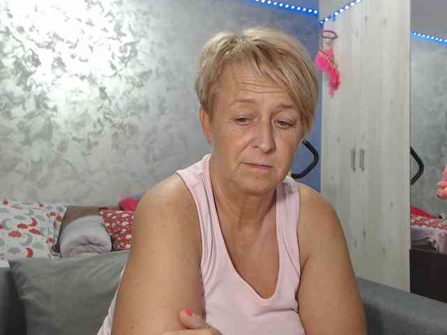 LovePinkLilli webcam