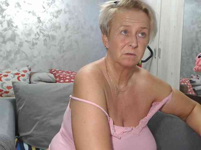LovePinkLilli webcam