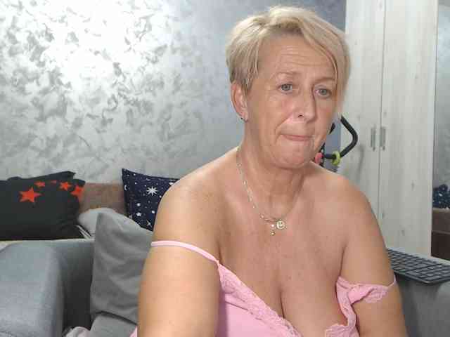 LovePinkLilli webcam