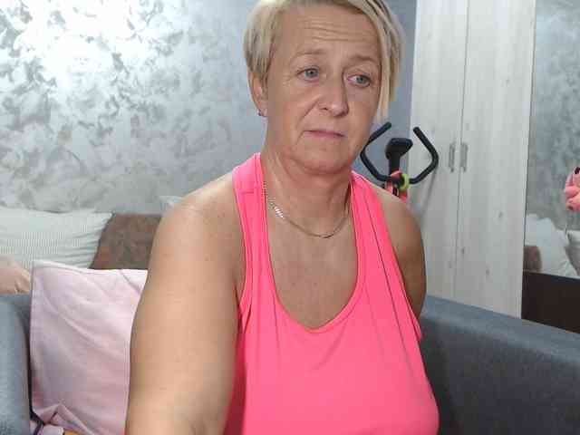 LovePinkLilli webcam