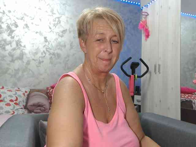 LovePinkLilli webcam