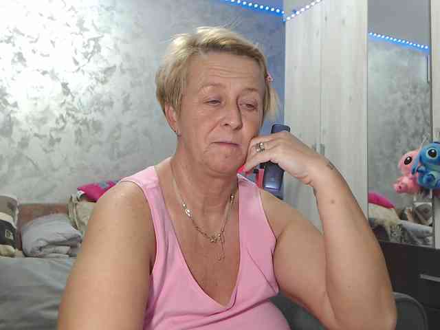 LovePinkLilli webcam
