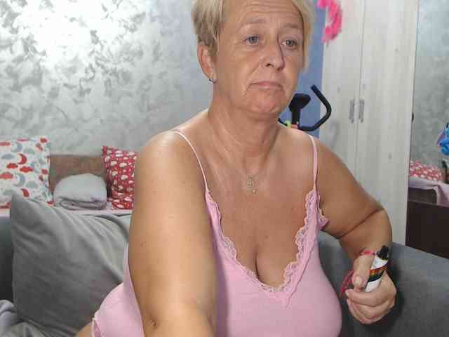 LovePinkLilli webcam