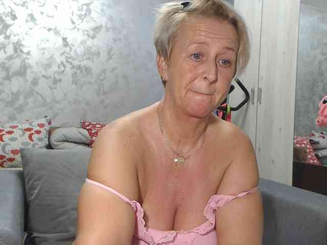 LovePinkLilli webcam