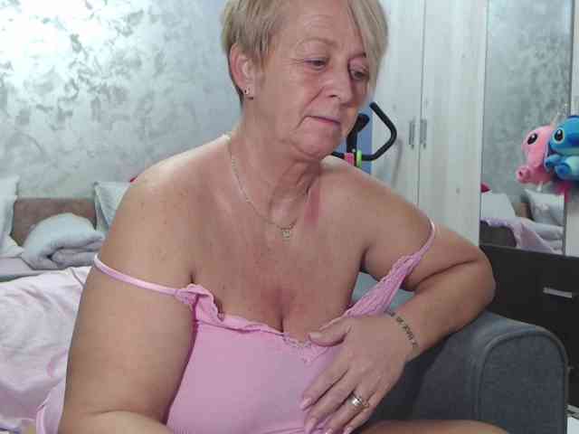 LovePinkLilli webcam