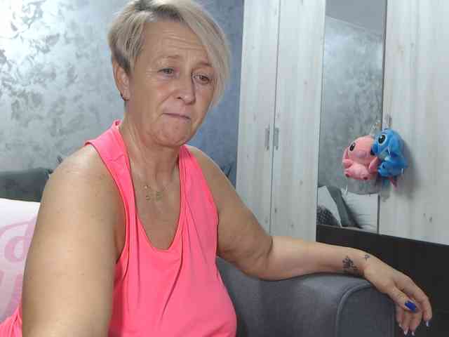 LovePinkLilli webcam
