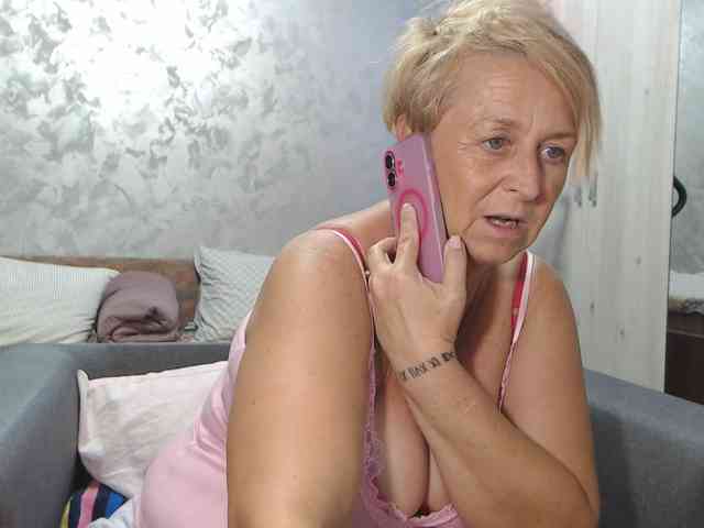 LovePinkLilli webcam