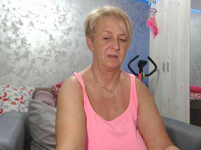 LovePinkLilli webcam