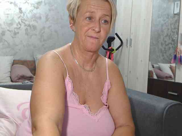 LovePinkLilli webcam