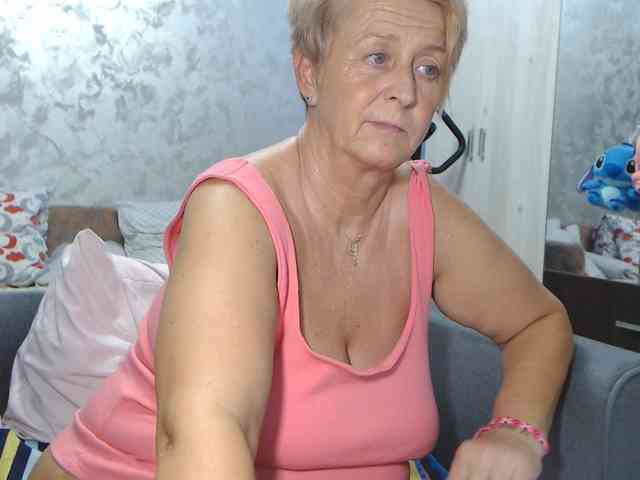 LovePinkLilli webcam