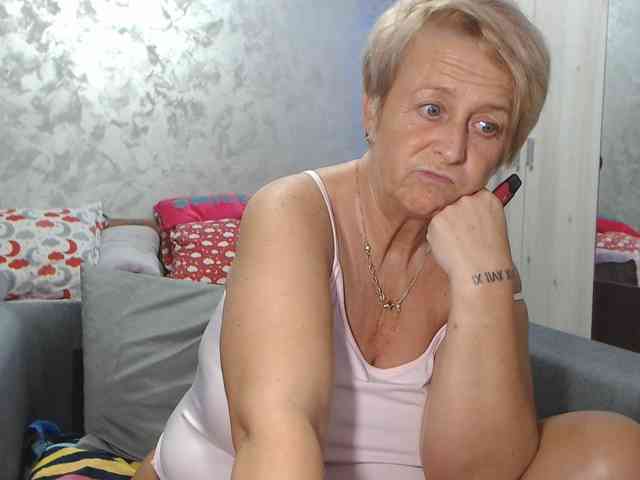 LovePinkLilli webcam