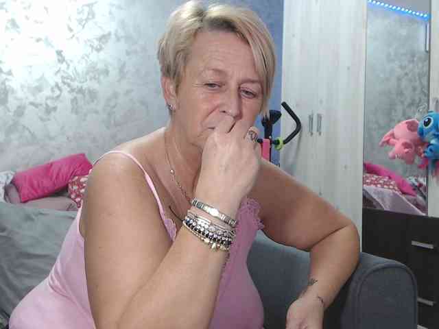 LovePinkLilli webcam