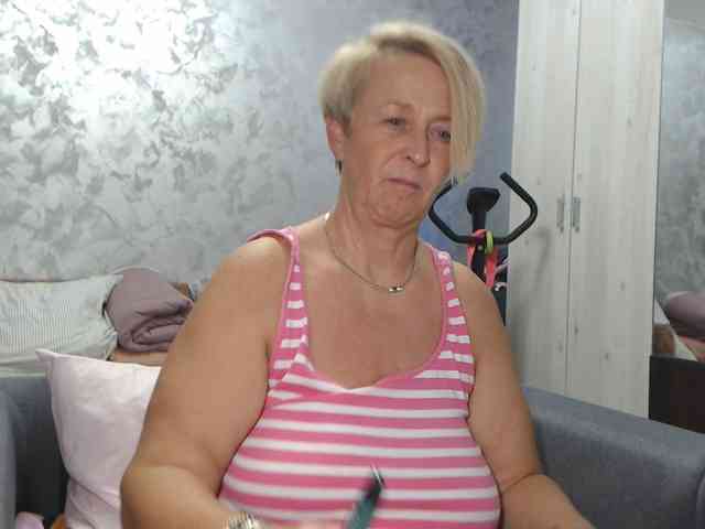 LovePinkLilli webcam