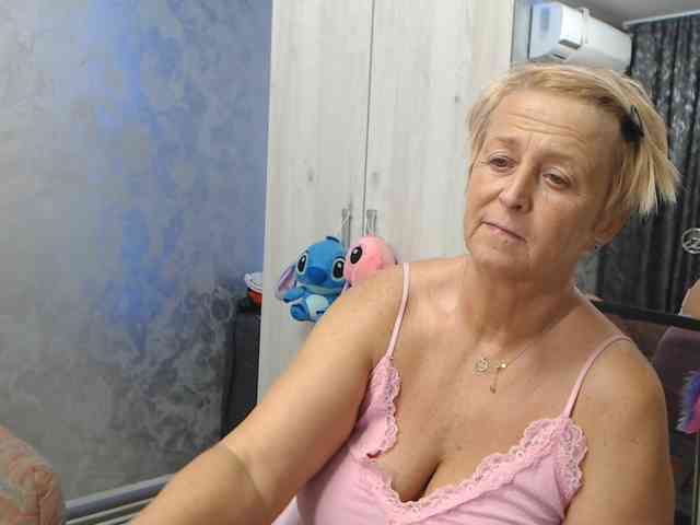 LovePinkLilli webcam