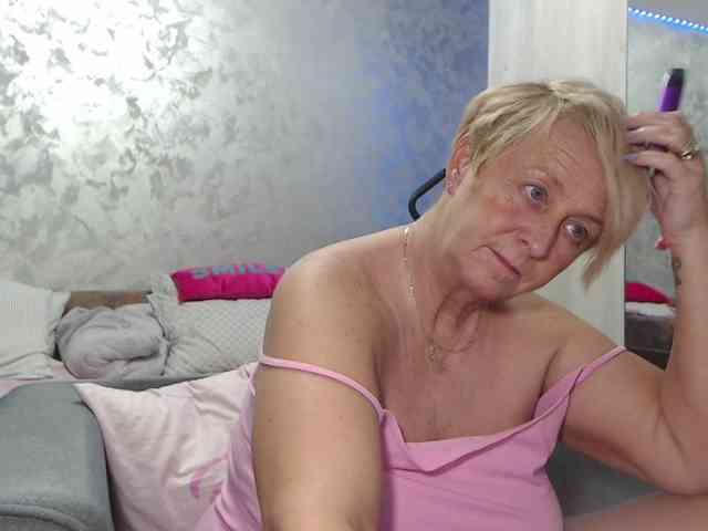 LovePinkLilli webcam