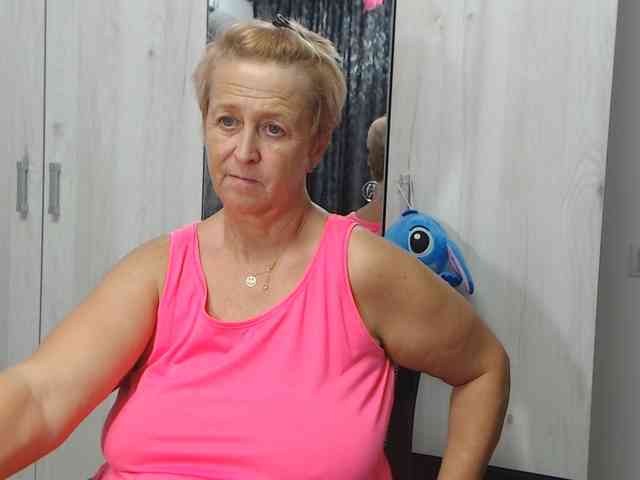 LovePinkLilli webcam