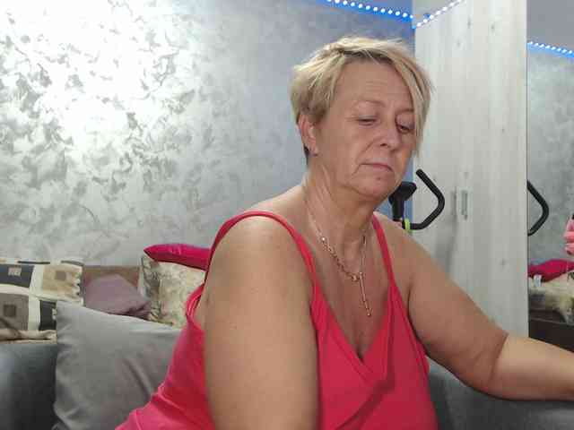 LovePinkLilli webcam
