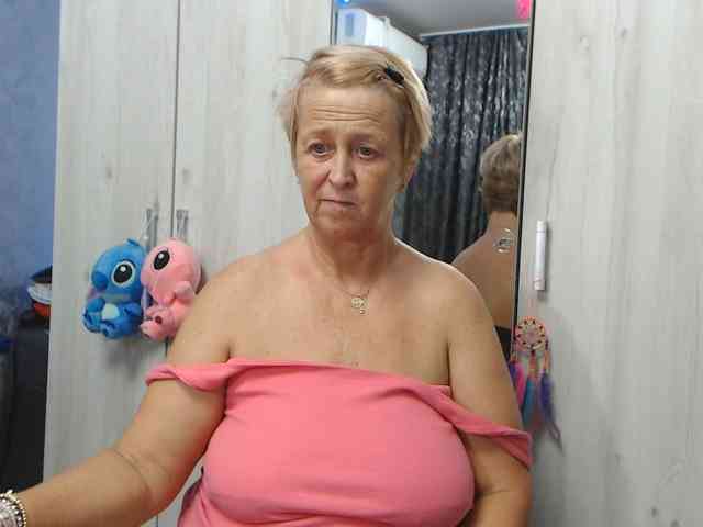 LovePinkLilli webcam