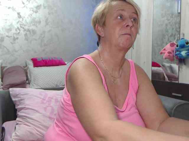 LovePinkLilli webcam