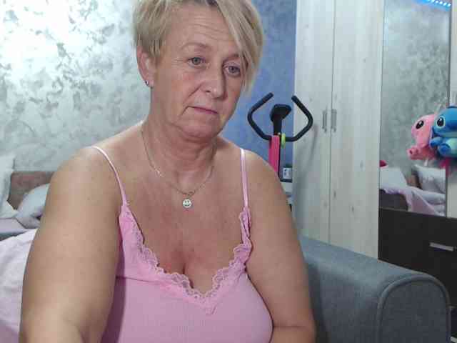 LovePinkLilli webcam