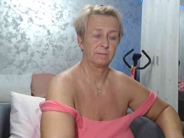LovePinkLilli webcam
