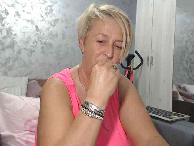LovePinkLilli webcam