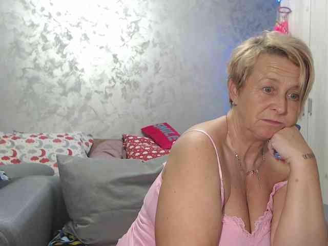 LovePinkLilli webcam