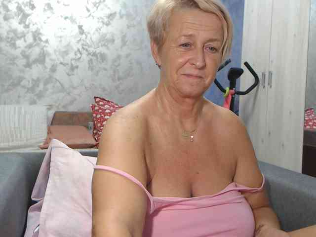 LovePinkLilli webcam