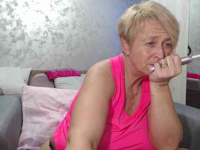 LovePinkLilli webcam