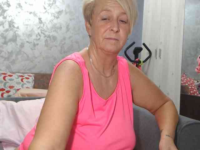 LovePinkLilli webcam