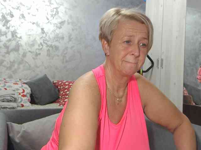 LovePinkLilli webcam