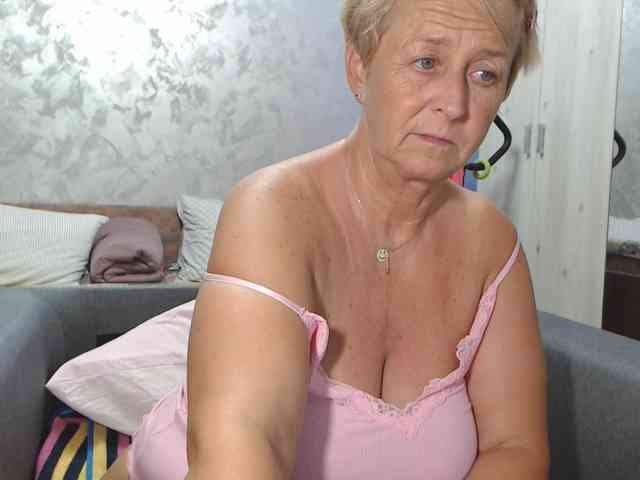 LovePinkLilli webcam